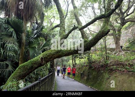 (170601) -- HONG KONG, June 1, 2017 -- People walk along the Lugard Road in Hong Kong, south China, May 21, 2017. )(mcg) CHINA-HONG KONG-MOUNTAIN PATH-DAILY LIFE (CN) LixPeng PUBLICATIONxNOTxINxCHN   Hong Kong June 1 2017 Celebrities Walk Along The Lugard Road in Hong Kong South China May 21 2017 McG China Hong Kong Mountain Path Daily Life CN LixPeng PUBLICATIONxNOTxINxCHN Stock Photo