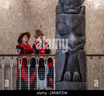 Nisga'a Canadian First nation Chief Earl Stephens (Sim'oogit Ni'isjoohl) and memorial or totem pole, National Museum of Scotland, Edinburgh, UK Stock Photo