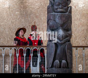 Nisga'a Canadian First nation Chief Earl Stephens (Sim'oogit Ni'isjoohl) and memorial or totem pole, National Museum of Scotland, Edinburgh, UK Stock Photo