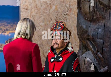 Nisga'a Canadian First nation Chief Earl Stephens (Sim'oogit Ni'isjoohl) and memorial or totem pole, National Museum of Scotland, Edinburgh, UK Stock Photo