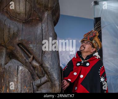 Nisga'a Canadian First nation Chief Earl Stephens (Sim'oogit Ni'isjoohl) and memorial or totem pole, National Museum of Scotland, Edinburgh, UK Stock Photo