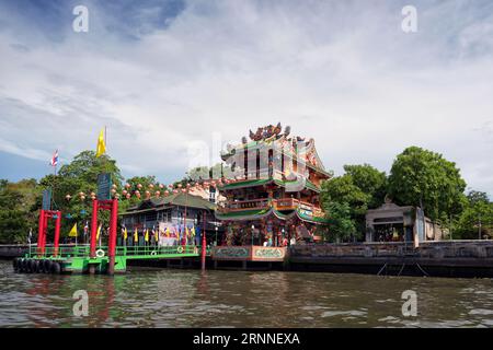Chao Praya, Thailand - June 1, 2019: Scenic view of cityscape, temple and boats along the Chao Praya River in Bangkok, Thailand. - Popular tourist boa Stock Photo