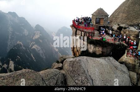 Ota va qizi porno jinsiy aloqa video Vazelin jinsiy olatni ichiga kirib ketdi