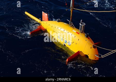 (170726) -- ABOARD KEXUE VESSEL, July 26, 2017 -- The Chinese-developed underwater robot Tansuo is put down into the sea aboard Chinese research vessel Kexue , in the South China Sea, July 26, 2017. The Chinese-developed underwater robot Tansuo had collaborative underwater operations with the unmanned submersible Faxian in the South China Sea on Wednesday.It is the first time that the two types of submersible have performed simultaneous underwater explorations. )(wyo) CHINA-SCIENTIFIC EXPEDITION-KEXUE (CN) ZhangxXudong PUBLICATIONxNOTxINxCHN   Aboard Kexue Vessel July 26 2017 The Chinese Devel Stock Photo