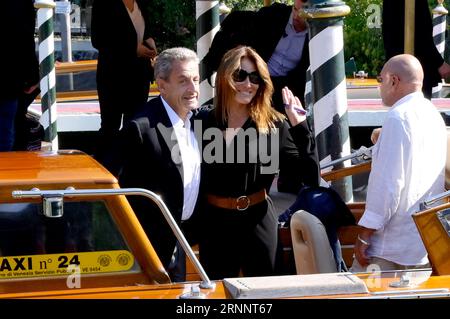 Nicolas Sarkozy mit Ehefrau Carla Bruni bei der Ankunft am Pier des Hotels Excelsior auf der Biennale di Venezia 2023 / 80. Internationale Filmfestspiele von Venedig. Venedig, 02.09.2023 Stock Photo