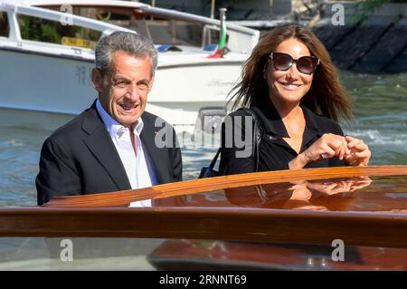 Nicolas Sarkozy mit Ehefrau Carla Bruni bei der Ankunft am Pier des Hotels Excelsior auf der Biennale di Venezia 2023 / 80. Internationale Filmfestspiele von Venedig. Venedig, 02.09.2023 Stock Photo