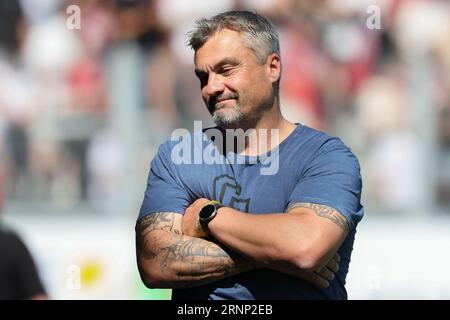 Wiesbaden, Germany. 02nd Sep, 2023. Soccer: 2nd Bundesliga, Matchday 5, SV Wehen Wiesbaden - FC Schalke 04 at BRITA Arena. Coach Thomas Reis (FC Schalke). Credit: Jürgen Kessler/dpa - IMPORTANT NOTE: In accordance with the requirements of the DFL Deutsche Fußball Liga and the DFB Deutscher Fußball-Bund, it is prohibited to use or have used photographs taken in the stadium and/or of the match in the form of sequence pictures and/or video-like photo series./dpa/Alamy Live News Stock Photo