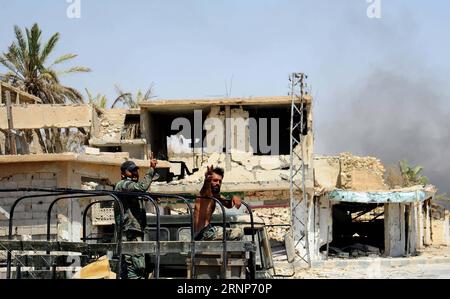 Kampf gegen den IS - Soldaten der syrischen Armee in as-Suchna (170814) -- Al-SUKHNAH(SYRIA), Aug. 14, 2017 -- Syrian soldiers flash the victory sign while mounting a pickup truck in the city of Al-Sukhnah in central Syria, Aug. 13, 2017. The black flag of the Islamic State (IS) group is all that is left in the strategic city of Al-Sukhnah in central Syria, after the Syrian army and allied fighters recently took hold of the city, deemed as the gate to Deir al-Zour province in the east. )(yk) SYRIA-AL-SUKHNAH-MILITARY-IS STRONGHOLD AmmarxSafarjalani PUBLICATIONxNOTxINxCHN   Fight against the IS Stock Photo