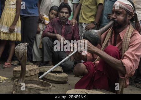 Bilder des Tages (170817) -- KHEDAITALA, Aug. 17, 2017 -- An Indian snake charmer attracts a snake during the festival of the Hindu snake goddess Manasha at Khedaitala, some 75 kms north of Kolkata, capital of eastern Indian state West Bengal, Aug. 17, 2017. Many snake charmers and villagers attended this traditional festival to worship the goddess on Thursday. ) (gl) INDIA-KHEDAITALA-SNAKE FESTIVAL TumpaxMondal PUBLICATIONxNOTxINxCHN   Images the Day  Khedaitala Aug 17 2017 to Indian Snake Charmer attracts a Snake during The Festival of The Hindu Snake Goddess Manasha AT Khedaitala Some 75 KM Stock Photo