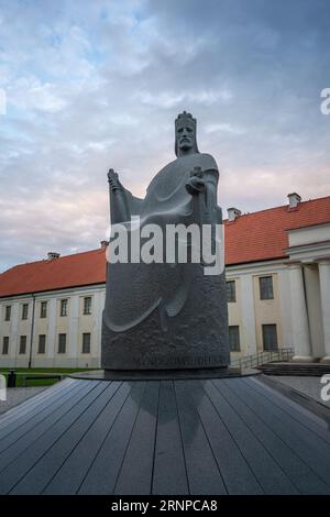 Monument to King Mindaugas in front of New Arsenal of National Museum of Lithuania - Vilnius, Lithuania Stock Photo