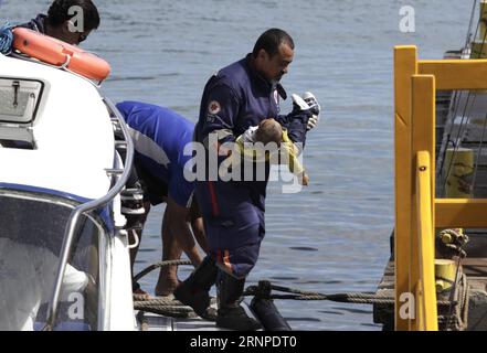 (170825) -- BAHIA, Aug. 25, 2017 -- Rescue team members remove a shipwreck victim in Salvador, capital of Bahia State, eastern Brazil, on Aug. 24, 2017. The death toll from the shipwreck in Salvador, capital city of Brazil s eastern state of Bahia, has risen to 22, confirmed navy on Thursday. It is the second shipwreck in Brazil within two days as a ship sank overnight from Tuesday to Wednesday on the Xingu river in northern Para state in the Amazon region, leaving at least 19 people dead. Xando Pereira/AGENCIA ESTADO) (ae) (jg) (ah) BRAZIL OUT BRAZIL-BAHIA-ACCIDENT-SHIPWRECK e AE PUBLICATIONx Stock Photo