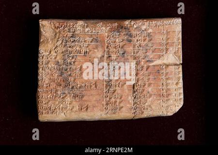 (170825) -- SYDENY, Aug. 25, 2017 () -- Photo taken on April 17, 2017 shows the Babylonian clay tablet in New York, the United States. The mystery of a famous 3,700-year-old Babylonian clay tablet, once owned by the real Indiana Jones, has been unlocked by Australian mathematician Daniel Mansfield. It was revealed on Aug. 25, 2017. (/University of New South Wales) (dtf) AUSTRALIA-SYDENY-BABYLONIAN CLAY TABLET Xinhua PUBLICATIONxNOTxINxCHN   SYDENY Aug 25 2017 Photo Taken ON April 17 2017 Shows The Babylonian Clay Tablet in New York The United States The Mystery of a Famous 3 700 Year Old Babyl Stock Photo