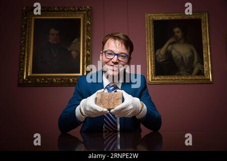 Babylonische Tontafel offenbar entschlüsselt (170825) -- SYDENY, Aug. 25, 2017 () -- Photo taken on April 17, 2017 shows Dr. Daniel Mansfield, an Australian mathematician who deciphered the Babylonian clay tablet in New York, the United States. The mystery of a famous 3,700-year-old Babylonian clay tablet, once owned by the real Indiana Jones, has been unlocked by Daniel Mansfield. It was revealed on Aug. 25, 2017. (/University of New South Wales) (dtf) AUSTRALIA-SYDENY-BABYLONIAN CLAY TABLET Xinhua PUBLICATIONxNOTxINxCHN   Babylonian Tontafel apparent decrypted  SYDENY Aug 25 2017 Photo Taken Stock Photo