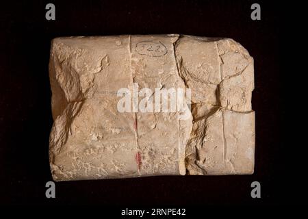 Babylonische Tontafel offenbar entschlüsselt (170825) -- SYDENY, Aug. 25, 2017 () -- Photo taken on April 17, 2017 shows the Babylonian clay tablet in New York, the United States. The mystery of a famous 3,700-year-old Babylonian clay tablet, once owned by the real Indiana Jones, has been unlocked by Australian mathematician Daniel Mansfield. It was revealed on Aug. 25, 2017. (/University of New South Wales) (dtf) AUSTRALIA-SYDENY-BABYLONIAN CLAY TABLET Xinhua PUBLICATIONxNOTxINxCHN   Babylonian Tontafel apparent decrypted  SYDENY Aug 25 2017 Photo Taken ON April 17 2017 Shows The Babylonian C Stock Photo