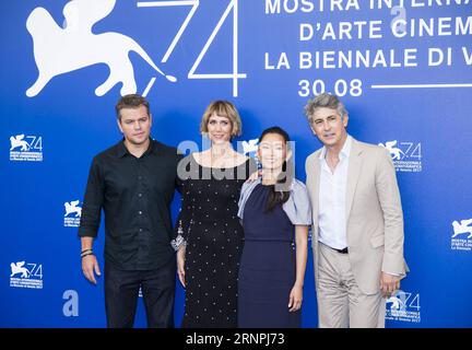 Bilder des Tages (170830) -- VENICE, Aug. 30, 2017 -- Director Alexander Payne (R) poses with actors Matt Damon (1st L), Kristen Wiig (2nd L) and Hong Chau during a photocall for the movie Downsizing at the 74th Venice Film Festival in Venice, Italy August 30, 2017. ) (zw) ITALY-VENICE-FILM FESTIVAL-DOWNSIZING-PHOTOCALL JinxYu PUBLICATIONxNOTxINxCHN   Images the Day  Venice Aug 30 2017 Director Alexander Payne r Poses With Actors Matt Damon 1st l Kristen Wiig 2nd l and Hong Chau during a photo call for The Movie downsizing AT The 74th Venice Film Festival in Venice Italy August 30 2017 ZW Ital Stock Photo