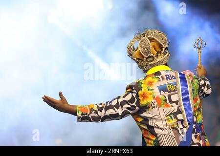 Rio De Janeiro, Brazil. 02nd Sep, 2023. Caio César Dutra (r) from the Estação Primeira de Mangueira, performs during the 'King and Queen of Carnival 2024' competition. A jury in the Brazilian metropolis on Friday evening (local time) chose the 26-year-old merchant César as the new 'Rei Momo' and the 20-year-old small businesswoman Mendes as the 'Rainha do Carnaval'. They are to 'reign' during Carnival in February. Credit: Joao Gabriel Alves/dpa/Alamy Live News Stock Photo