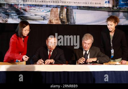 (170922) -- TURKU (FINLAND), Sept. 22, 2017 -- Chinese Minister of Water Resources Chen Lei (2nd, L) and Karmenu Vella, European Commissioner for Environment, Maritime Affairs and Fisheries (2nd, R), sign a memorandum of understanding to establish a dialogue on water policy in Turku, Finland, Sept. 21, 2017. China and the European Union (EU) vowed on Thursday to continue working together to fight global water crises, as hundreds of high-level decision makers and experts on water management from the two sides met in Turku, southwestern Finland. ) (zjy) FINLAND-TURKU-CHINA-EU-COOPERATION-WATER C Stock Photo