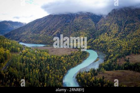 (170923) -- KANAS, Sept. 23, 2017 -- Aerial photo taken on Sept. 22, 2017 shows the autumn scenery of Yueliang River in the Kanas scenic area, northwest China s Xinjiang Uygur Autonomous Region. ) (ry) CHINA-XINJIANG-KANAS-AUTUMN SCENERY (CN) ZhaoxGe PUBLICATIONxNOTxINxCHN Stock Photo