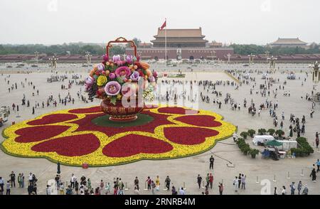 (170925) -- BEIJING, Sept. 25, 2017 -- Photo taken on Sept. 25, 2017 shows decorating parterres on the Tiananmen Square in Beijing, capital of China. Flowers have been set at the Tiananmen Square to welcome the Chinese National Day, which falls on Oct. 1. ) (lb) CHINA-BEIJING-TIANANMEN SQUARE-NATIONAL DAY-DECORATIONS YinxGang PUBLICATIONxNOTxINxCHN Stock Photo