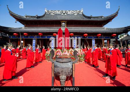 (170928) -- NANJING, Sept. 28, 2017 -- A ceremony is held to mark the 2,568th birthday of Confucius, in Nanjing, capital of east China s Jiangsu Province, Sept. 28, 2017. Confucius, a great Chinese thinker and philosopher, had his birthday celebrated around the country on Thursday. ) (lx) CHINA-CONFUCIUS-BIRTHDAY COMMEMORATION (CN) SuxYang PUBLICATIONxNOTxINxCHN Stock Photo