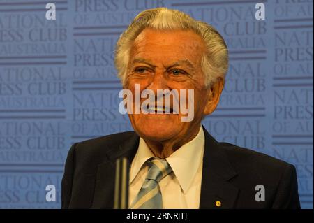 (171004) -- CANBERRA, Oct. 4, 2017 -- Former Australian Prime Minister Bob Hawke speaks during an event launching Former Australian Foreign Minister Gareth Evans new book Incorrigible Optimist at the National Press Club in Canberra, Australia, on Oct. 4, 2017. Gareth Evans, who served as Australia s foreign minister under the Labor government from 1988 to 1996, on Wednesday endorsed the idea that Australia should embrace China s Belt and Road Intitiative in developing its north. ) (zcc) AUSTRALIA-CANBERRA-GARETH EVANS-NEW BOOK-LAUNCHING XuxHaijing PUBLICATIONxNOTxINxCHN Stock Photo