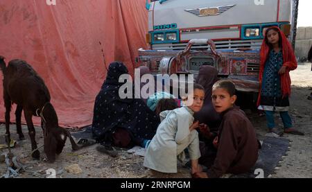 (171012) -- SPIN BULDAK (AFGHANISTAN), Oct. 12, 2017 -- Afghan kids returning from Pakistan wait for trucks to go home at the Spin Buldak border of southern Kandahar province, Afghanistan, Oct. 12, 2017. ) (hy) AFGHANISTAN-SPIN BULDAK-RETURNEES-PAKISTAN SanaullahxSeaim PUBLICATIONxNOTxINxCHN Stock Photo