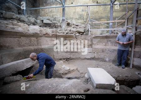 (171016) -- JERUSALEM, Oct. 16, 2017 -- Israeli archaeologists work at the Western Wall excavation site in Jerusalem, on Oct. 16, 2017. Israeli archaeologists recently unearthed a section of the western wall that has been buried for 1,700 years. The building they explored is believed to be a theater dating back to the late Roman period. )(zjl) MIDEAST-JERUSALEM-WESTERN WALL-ARCHAEOLOGY JINI PUBLICATIONxNOTxINxCHN Stock Photo