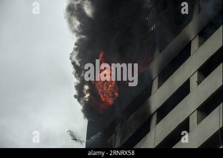 Brand in Hochhaus in Kolkata (171019) -- KOLKATA, Oct. 19, 2017 -- The flames are seen at a commercial building in central Kolkata, India, Oct. 19, 2017. A major fire broke out at a highrise office building in the eastern Indian city of Kolkata on Thursday, officials said. )(srb) INDIA-KOLKATA-FIRE ACCIDENT TumpaxMondal PUBLICATIONxNOTxINxCHN Stock Photo