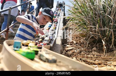 (171022) -- SYDNEY, Oct. 22, 2017 -- A kid plays at the Bondi beach in Sydney, Australia, on Oct. 22, 2017. Sculpture by the Sea, Australia s famous annual outdoor art exhibition, celebrated its 21st anniversary this year. ) (swt) AUSTRALIA-SYDNEY-SCULPTURES BaixXuefei PUBLICATIONxNOTxINxCHN Stock Photo