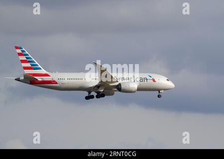 An American airlines company plane  landing at Barcelona airport, Un avión de la compañía American airlines aterrizando en el aeropuerto de Barcelona Stock Photo