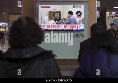 (180103) -- SEOUL, Jan. 3, 2018 -- People watch news about the reopening of Panmunjom communication channel at a train station in Seoul, South Korea, Jan. 3, 2018. South Korea s presidential palace Blue House welcomed the reopening of communication channel with the Democratic People s Republic of Korea (DPRK) Wednesday. ) (zxj) SOUTH KOREA-SEOUL-DPRK-COMMUNICATION CHANNEL-REOPEN LeexSang-ho PUBLICATIONxNOTxINxCHN Stock Photo