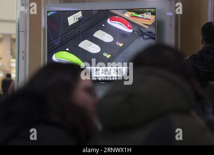 (180103) -- SEOUL, Jan. 3, 2018 -- People watch news about the reopening of Panmunjom communication channel at a train station in Seoul, South Korea, Jan. 3, 2018. South Korea s presidential palace Blue House welcomed the reopening of communication channel with the Democratic People s Republic of Korea (DPRK) Wednesday. ) (zxj) SOUTH KOREA-SEOUL-DPRK-COMMUNICATION CHANNEL-REOPEN LeexSang-ho PUBLICATIONxNOTxINxCHN Stock Photo