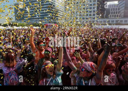 Bilder des Tages (180107) -- PASAY CITY, Jan. 7, 2018 --Confetti rain down on runners during the 2018 Color Manila Run in Pasay City, the Philippines, Jan. 7, 2018. Thousands of people participated in the fun run aiming to promote a healthier lifestyle. )(zcc) PHILIPPINES-PASAY CITY-2018 COLOR MANILA RUN RouellexUmali PUBLICATIONxNOTxINxCHN Stock Photo