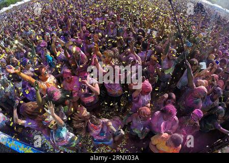 (180107) -- PASAY CITY, Jan. 7, 2018 -- Confetti rain down on runners during the 2018 Color Manila Run in Pasay City, the Philippines, Jan. 7, 2018. Thousands of people participated in the fun run aiming to promote a healthier lifestyle. )(zcc) PHILIPPINES-PASAY CITY-2018 COLOR MANILA RUN RouellexUmali PUBLICATIONxNOTxINxCHN Stock Photo