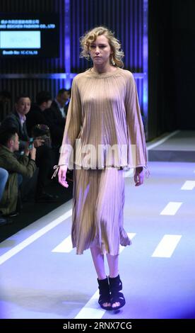 (180116) -- HONG KONG, Jan. 16, 2018 -- A model presents a creation during the Hong Kong Fashion Week for Fall/Winter in Hong Kong, south China, Jan. 16, 2018. ) (wyo) CHINA-HONG KONG-FASHION WEEK (CN) QinxQing PUBLICATIONxNOTxINxCHN Stock Photo