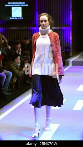 (180116) -- HONG KONG, Jan. 16, 2018 -- A model presents a creation during the Hong Kong Fashion Week for Fall/Winter in Hong Kong, south China, Jan. 16, 2018. ) (wyo) CHINA-HONG KONG-FASHION WEEK (CN) QinxQing PUBLICATIONxNOTxINxCHN Stock Photo