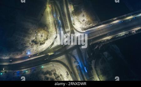 (180125) -- BEIJING , Jan. 25, 2018 -- Photo taken on Jan. 25, 2018 shows an intersection in heavy snow in Nanjing, capital of east China s Jiangsu Province, Jan. 25, 2018. China s national observatory issued a yellow snowstorm alert for Wednesday and Thursday, as heavy snow continues to hit central and eastern China. ) (yxb) CHINA-NANJING-SNOWFALL(CN) LixXiang PUBLICATIONxNOTxINxCHN Stock Photo