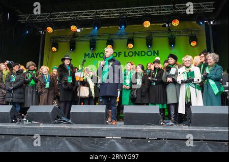 (180318) -- LONDON, March 18, 2018 -- London Mayor Sadiq Khan (C) delivers a speech on Trafalgar Square after the parade to celebrate St. Patrick s Day in London, Britain, on March 18, 2018. ) BRITAIN-LONDON-ST. PATRICK S DAY PARADE RayxTang PUBLICATIONxNOTxINxCHN Stock Photo