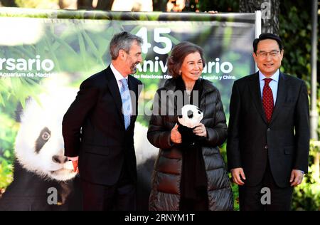 (180326) -- MADRID, March 26, 2018 -- Queen Sofia of Spain (C) holds a giant panda doll during an agreement signing ceremony at the Zoo Aquarium in Madrid, Spain, Feb. 23, 2018. With the agreement, three giant pandas, which have been kept in Zoo Aquarium in Madrid, will stay in the zoo for another five years until 2023. The year of 2018 is the 40th anniversary of the first arrival of Chinese giant pandas to Spain. ) (psw) SPAIN-MADRID-ZOO AQUARIUM-CHINA-GIANT PANDA GuoxQiuda PUBLICATIONxNOTxINxCHN Stock Photo