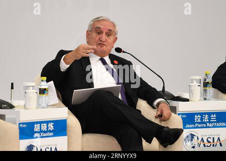 (180410) -- BOAO, April 10, 2018 -- Former French Prime Minister Jean-Pierre Raffarin speaks at the TV debate of 40 Years of Reform & Opening: China and the World during the Boao Forum for Asia Annual Conference 2018 in Boao, south China s Hainan Province, April 10, 2018. ) CHINA-BOAO FORUM FOR ASIA-TV DEBATE-REFORM AND OPENING (CN) YangxGuanyu PUBLICATIONxNOTxINxCHN Stock Photo