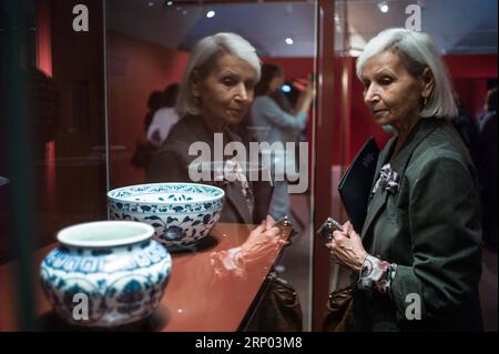 Themen der Woche KW16 Bilder des Tages (180416) -- MOSCOW, April 16, 2018 -- A visitor appreciates exhibits during the exhibition called Ming Dynasty: The Radiance of Knowledge at the Moscow Kremlin Museums in Moscow, Russia on April 16, 2018. Totally 83 pieces of treasures dating back to China s Ming Dynasty are shown in the Moscow Kremlin Museums, and the exhibition will close on July 25 this year. ) (srb) RUSSIA-MOSCOW-KREMLIN MUSEUMS-EXHIBITION-CHINA-MING DYNASTY WuxZhuang PUBLICATIONxNOTxINxCHN Stock Photo