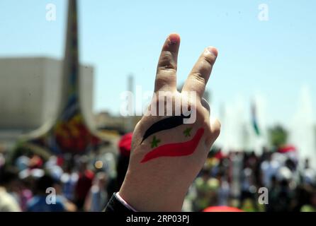 Entertainment Bilder der Woche KW16 Themen der Woche KW16 Bilder des Tages (180416) -- DAMASCUS, April 16, 2018 -- A Syrian makes a victory sign during a pro-government rally held at the Umayyad Square, in Damascus, Syria, on April 16, 2018. Thousands of Syrians in Damascus thronged the Umayyad Square celebrating the military victory in Eastern Ghouta despite the U.S.-led attack on Syrian military positions. ) (zf) SYRIA-DAMASCUS-PRO-GOVERNMENT-RALLY AmmarxSafarjalani PUBLICATIONxNOTxINxCHN Stock Photo