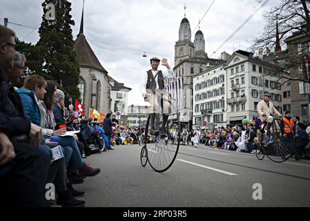 Themen der Woche KW16 Bilder des Tages (180416) -- ZURICH (SWITZERLAND), April 16, 2018 -- People take part in a parade during the Sechselauten, a local Spring festival, in Zurich, Switzerland, on April 16, 2018. The Sechselauten is a traditional festival marking the end of winter with a parade of guilds in historical costumes and the burning of a symbolic snowman. ) SWITZERLAND-ZURICH-SECHSELAUTEN-SPRING FESTIVAL MichelexLimina PUBLICATIONxNOTxINxCHN Stock Photo