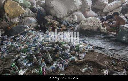 Themen der Woche KW16 Bilder des Tages (180421) -- KOLKATA, April 21, 2018 -- A man works in a dump ground before the Earth Day in Kolkata, India, on April 21, 2018. Earth Day is commemorated annually on April 22. This year s celebration theme is End Plastic Pollution . ) (zjl) INDIA-KOLKATA-EARTH DAY TumpaxMondal PUBLICATIONxNOTxINxCHN Stock Photo