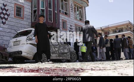 Themen der Woche KW16 Bilder des Tages (180422) -- KABUL, April 22, 2018 -- Local residents gather near the site of a blast in Kabul, Afghanistan, on April 22, 2018. Up to 36 people have been confirmed dead and 60 others sustained injuries as militants targeted election-related activities for the upcoming elections in the insurgency-battered Afghanistan on Sunday. ) (zf) AFGHANISTAN-KABUL-BLAST STR PUBLICATIONxNOTxINxCHN Stock Photo