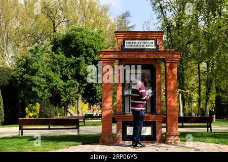 180423 -- MADRID, April 23, 2018 -- A man scans books at the People s Library in Buen Retiro Park in Madrid, Spain, on April 20, 2018. There are a lot of libraries in the city of Madrid, which are regarded as an important part of the daily life of people who live here.  hy SPAIN-MADRID-CULTURE-LIBRARY GuoxQiuda PUBLICATIONxNOTxINxCHN Stock Photo