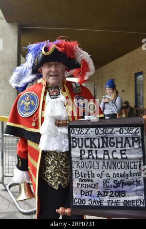 (180423) -- LONDON, April 23, 2018 -- A man dressed as a town crier shouts outside the Lindo Wing of St Mary s Hospital after Britain s Catherine, the Duchess of Cambridge, gave birth to a son, in London, Britain, on April 23, 2018. ) (hy) BRITAIN-LONDON-ROYAL BABY StephenxChung PUBLICATIONxNOTxINxCHN Stock Photo