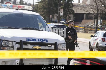 (180424) -- TORONTO, April 24, 2018 -- A police officer stands guard near the site where a van struck pedestrians in Toronto, Canada, April 23, 2018. At least nine people were killed and 16 others injured after a van plowed into pedestrians in Toronto s northern suburbs on Monday, police said. ) (zxj) CANADA-TORONTO-VEHICLE-ATTACK ZouxZheng PUBLICATIONxNOTxINxCHN Stock Photo