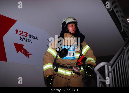 (180513) -- SEOUL, May 13, 2018 -- A member of the Seoul 119 emergency rescue service competes in the Lotte World Tower International Skyrun 2018 in Seoul, South Korea, on May 13, 2018. Runners raced up the 123-floor, 2,917-step, 555-meter-high skyscraper, South Korea s tallest of the kind, on Sunday. ) (SP)SOUTH KOREA-SEOUL-SKYRUN WangxJingqiang PUBLICATIONxNOTxINxCHN Stock Photo