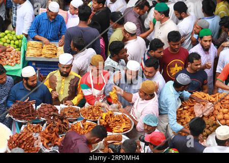 (180519) -- DHAKA, May 19, 2018 () -- Vendors sell traditional iftar dinner items, the evening meal when Muslim break their fast, at an old market in Dhaka, Bangladesh, on May 18, 2018. () (yy) BANGLADESH-DHAKA-MUSLIM-IFTAR-MARKET Xinhua PUBLICATIONxNOTxINxCHN Stock Photo